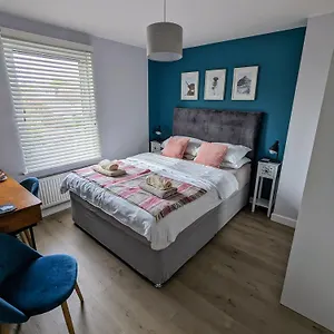 Cosy Guest In A Family With Free Parking Edinburgh