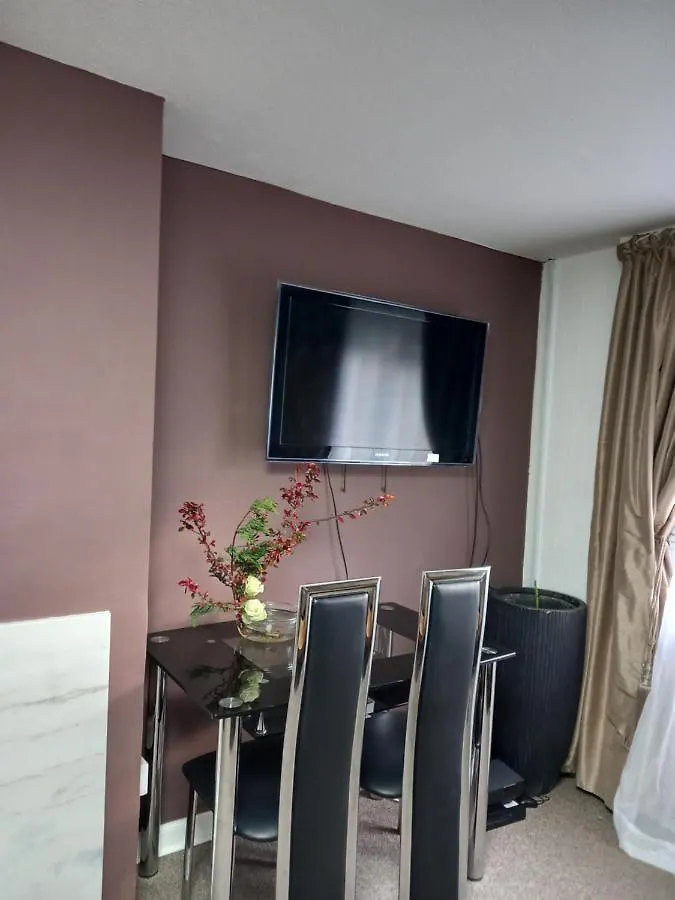White House In Edinburgh, 2 Bedroom Good Location Apartment